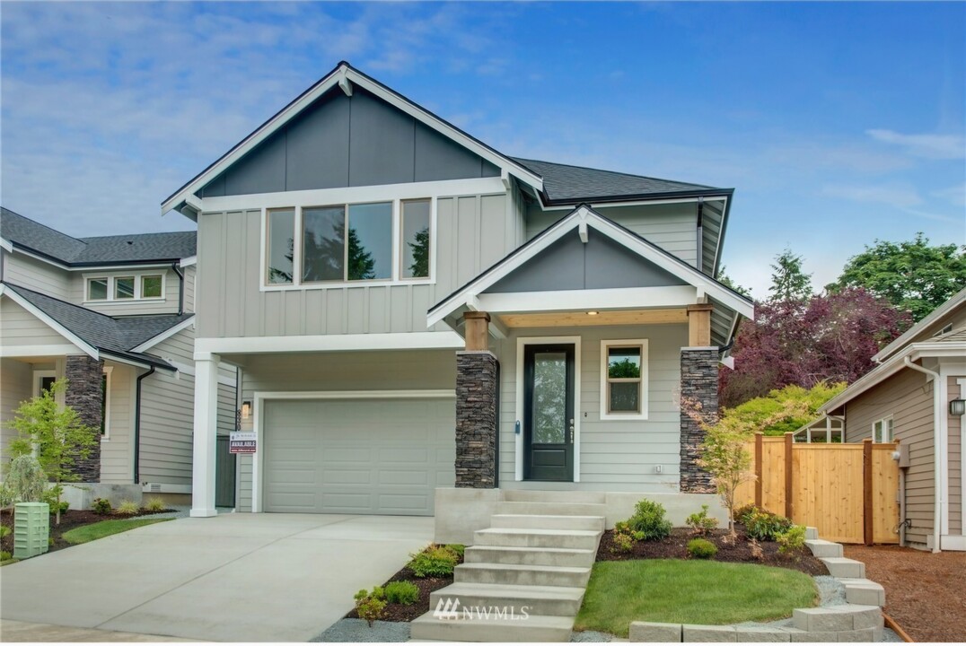 830 Chelan Pl NE in Renton, WA - Foto de edificio