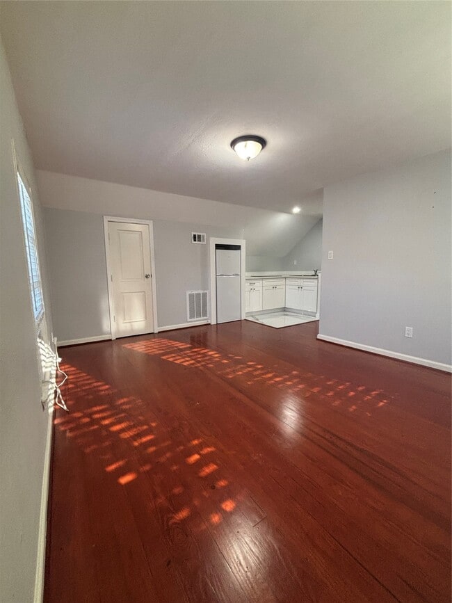 property at 2 Bayvilla Dr