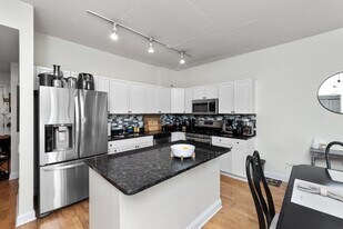 1001 W Madison St in Chicago, IL - Building Photo