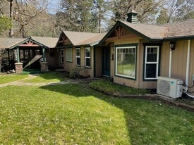 439 Canyon Oak Dr in Grants Pass, OR - Building Photo