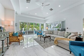 1262 10th St N in Naples, FL - Foto de edificio - Building Photo