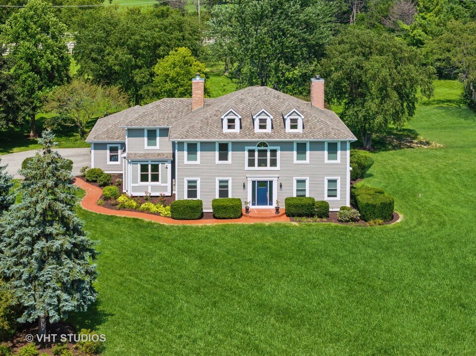 17546 Bridle Trail Rd in Gurnee, IL - Building Photo