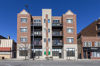 2450 W Montrose Ave in Chicago, IL - Building Photo - Building Photo