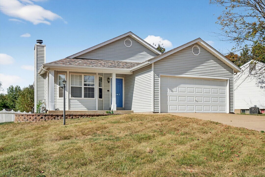 220 Pheasant Point Blvd in O'Fallon, MO - Building Photo