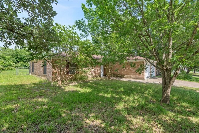 August 2026 Pre-Lease! Beautiful 3 Bed, 2 Bath House with Covered Patio! in College Station, TX - Building Photo - Building Photo