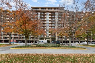 1300 Army Navy Dr in Arlington, VA - Building Photo - Building Photo