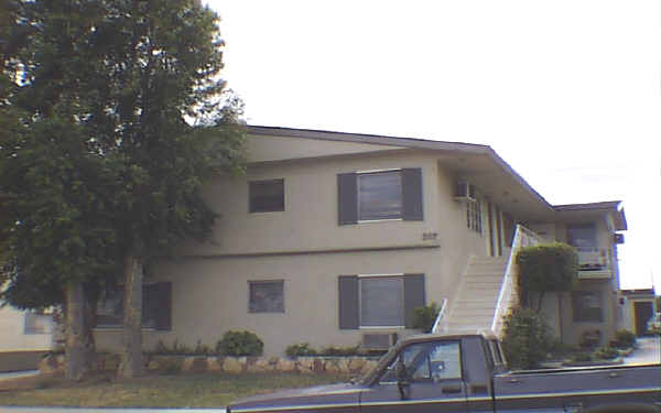 207 N Grandview Ave in Covina, CA - Foto de edificio