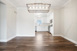 909 N Hanley Rd in University City, MO - Foto de edificio - Building Photo