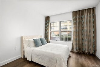 10 Byron Pl in Larchmont, NY - Building Photo - Building Photo