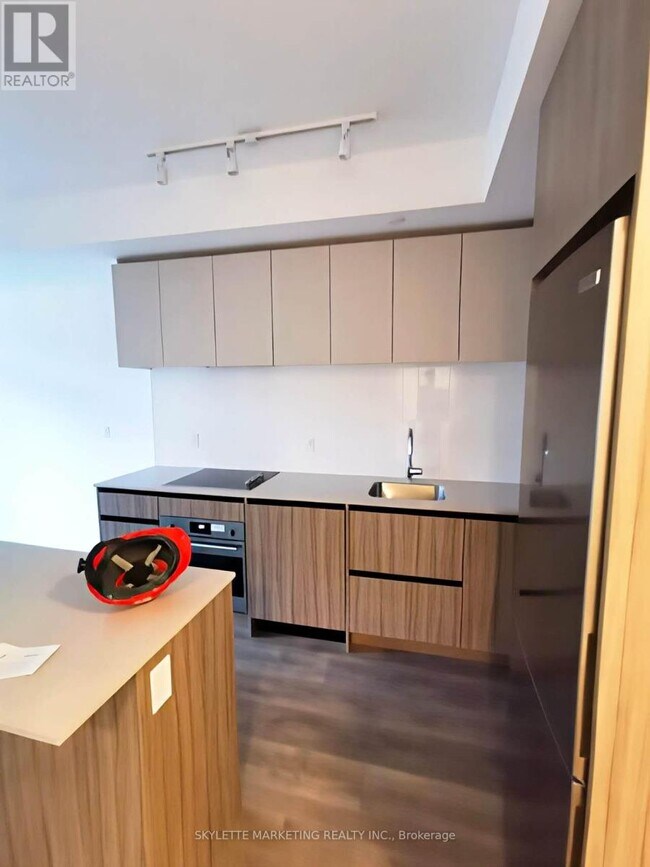 8 Beverley Glen Blvd in Vaughan, ON - Building Photo - Building Photo