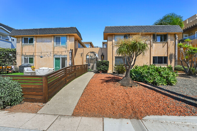 Sail Bay Apartments in San Diego, CA - Building Photo - Building Photo