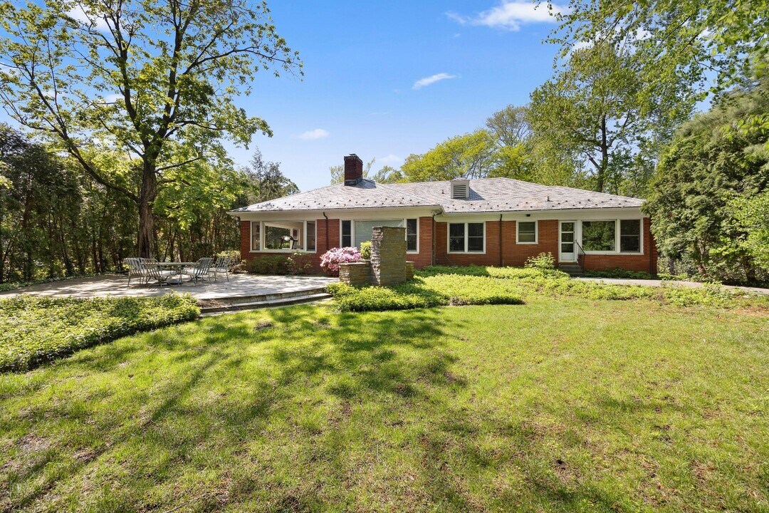 28 Paddington Rd in Scarsdale, NY - Building Photo