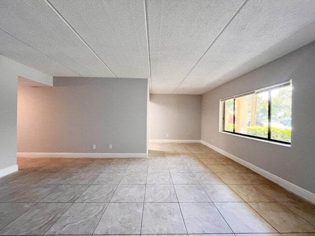 1106 Meadows Cir, Unit 1106 in Boynton Beach, FL - Foto de edificio - Building Photo