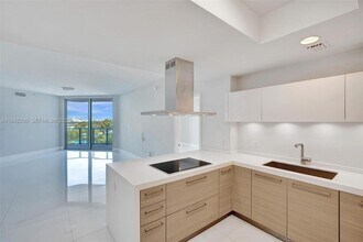 17301 Biscayne Blvd in North Miami Beach, FL - Building Photo - Building Photo
