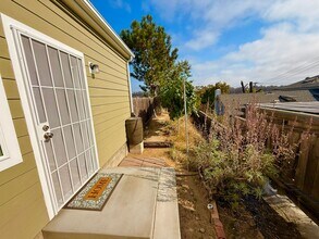 2390 Ivy Rd in Oceanside, CA - Building Photo - Building Photo
