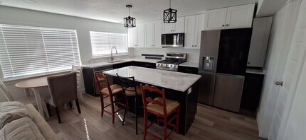 704 N Bennedict Dr, Unit 2 bedrooms, 2.5 bathrooms in Saratoga Springs, UT - Foto de edificio - Building Photo