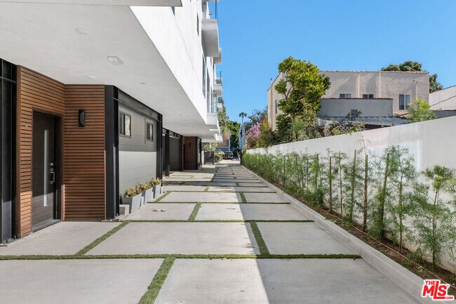 849 N Alta Vista Blvd-Unit -4 in Los Angeles, CA - Building Photo - Building Photo