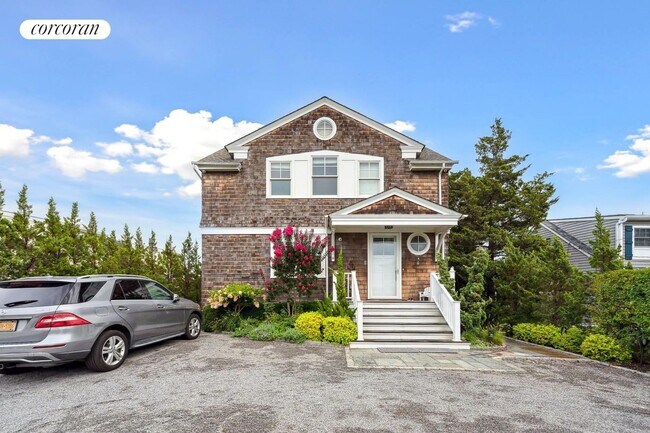 34 E Beach Dr in Southampton, NY - Building Photo - Building Photo