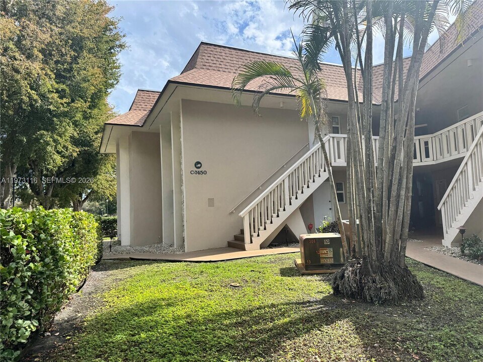 7450 Miami Lakes Dr in Hialeah, FL - Building Photo