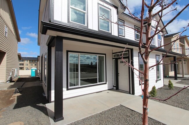1013 Greenfield Dr in Cheney, WA - Building Photo - Building Photo