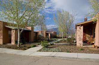 Loma Parda 55+ in Taos, NM - Foto de edificio - Building Photo