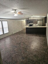 675-5604 Corner in Cleveland, TX - Foto de edificio - Building Photo