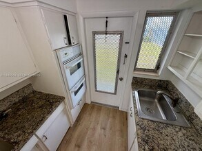 7921 East Dr in North Bay Village, FL - Foto de edificio - Building Photo