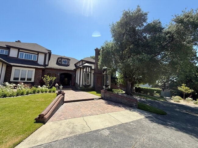 533 E Sierra Madre Ave in Glendora, CA - Foto de edificio - Building Photo