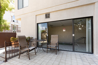 Courtyard Apartments in Los Angeles, CA - Building Photo - Building Photo