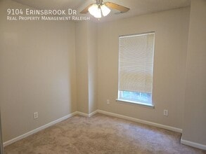 9104 Erinsbrook Dr in Raleigh, NC - Foto de edificio - Building Photo