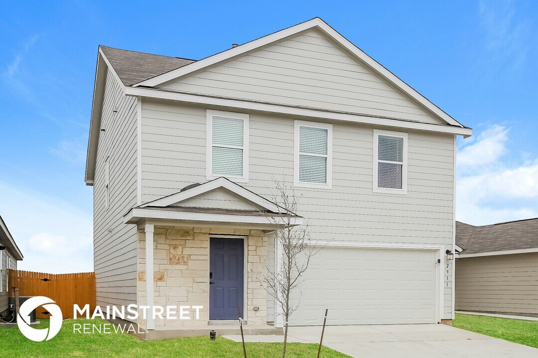 2911 Charpak Dr in Converse, TX - Building Photo