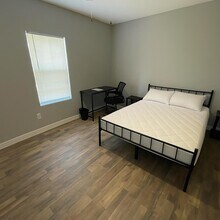 427 E Southcross in San Antonio, TX - Building Photo - Building Photo