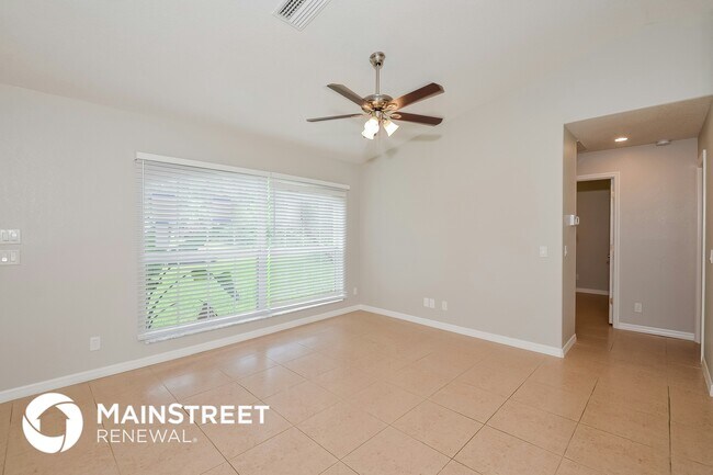 3858 N Chamberlain Blvd in North Port, FL - Foto de edificio - Building Photo