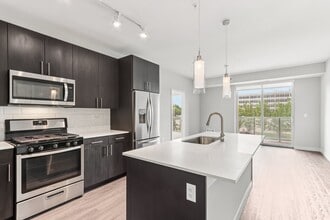 Woodview Apartments in Deerfield, IL - Foto de edificio - Building Photo