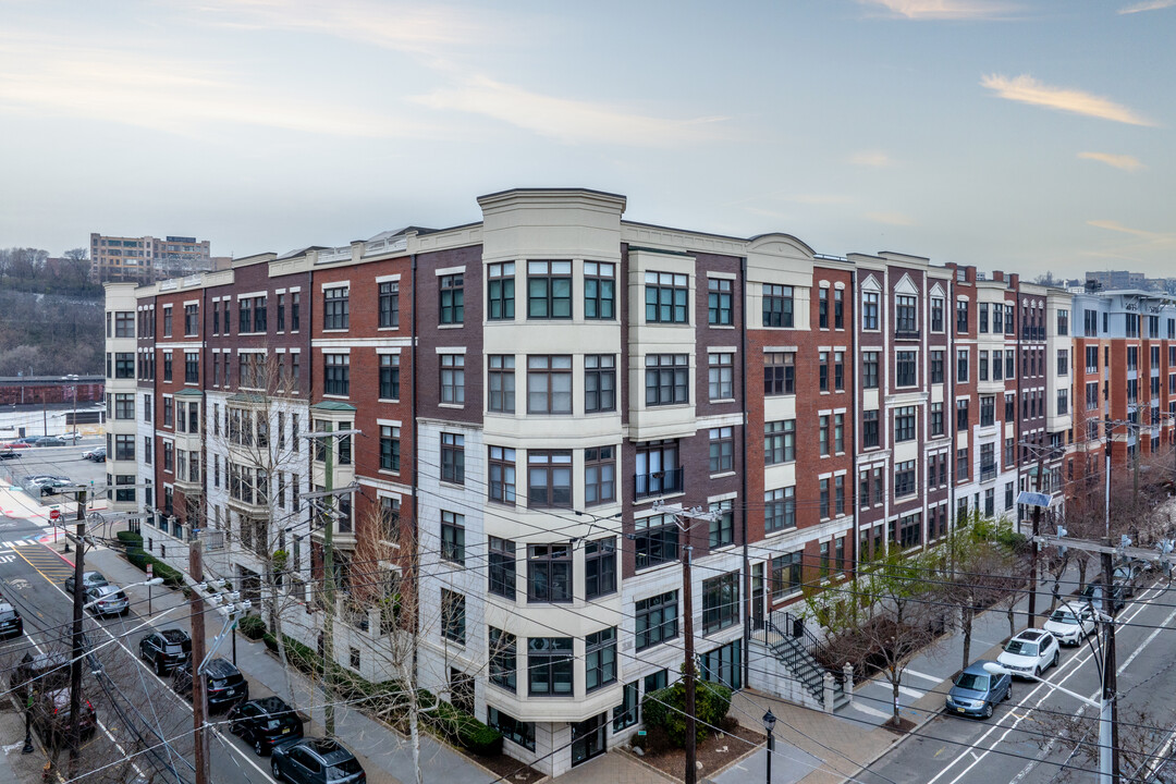 1300 Grand St in Hoboken, NJ - Foto de edificio