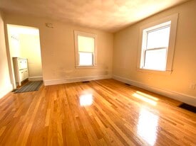 5 Rifle Ct, Unit 1 in Watertown, MA - Building Photo