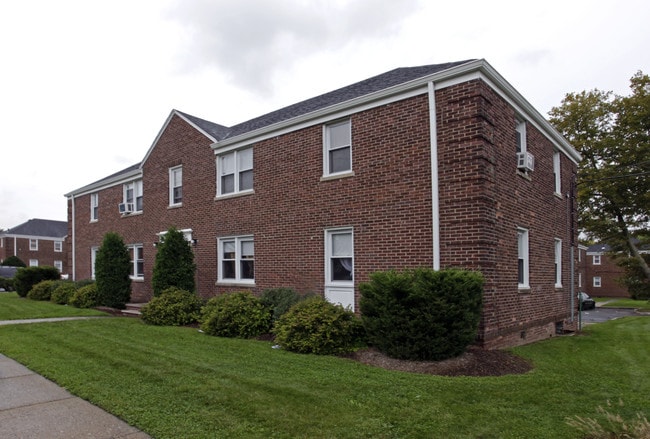 Monroe Gardens in Hillside, NJ - Foto de edificio - Building Photo