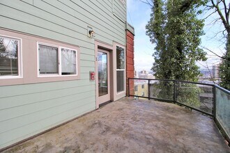 2400 SW Hoffman Ave in Portland, OR - Building Photo - Building Photo