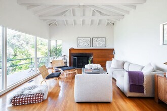 1975 Micheltorena St in Los Angeles, CA - Foto de edificio - Building Photo