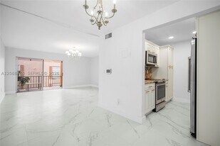7105 Miami Lakes Dr in Miami Lakes, FL - Building Photo