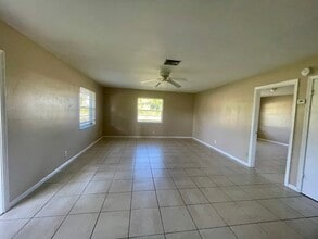 1570 E Breezy Ln, Unit 1570 A East Breezy lane in West Palm Beach, FL - Foto de edificio - Building Photo