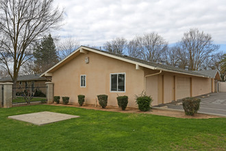 900 E Yosemite Ave in Madera, CA - Building Photo - Building Photo