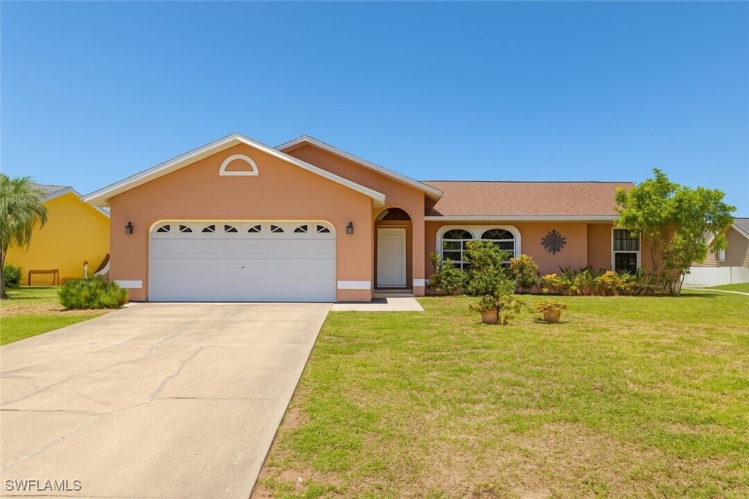 9084 Caloosa Rd in Ft. Myers, FL - Building Photo