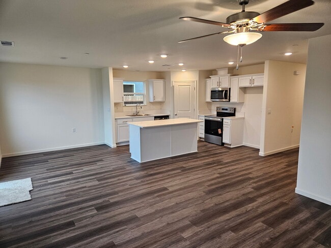 630 Marshall Ln in Merced, CA - Building Photo - Building Photo