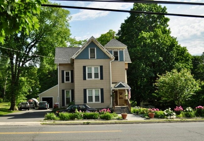 70 Greenwood Ave, Unit Top Floor in Bethel, CT - Building Photo - Building Photo