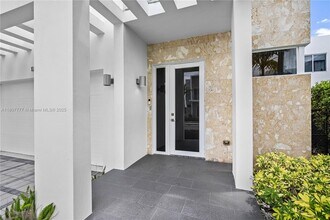 10330 NW 68th St in Doral, FL - Building Photo - Building Photo