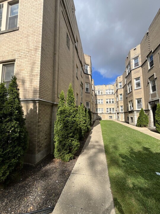 6322 N Albany Ave in Chicago, IL - Building Photo