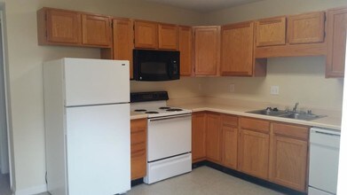 Auburn Place Town And Garden Homes in Louisville, KY - Building Photo - Building Photo
