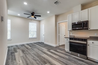 511 N Davis Dr in Arlington, TX - Foto de edificio - Building Photo