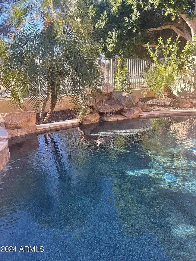 6739 E Gelding Dr in Scottsdale, AZ - Foto de edificio - Building Photo